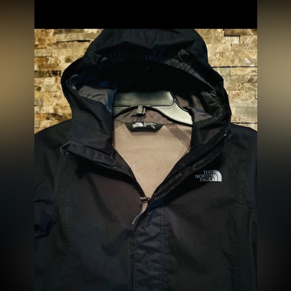 The North Face BOYS Black Lightweight Jacket/Raincoat - Picture 2 of 7